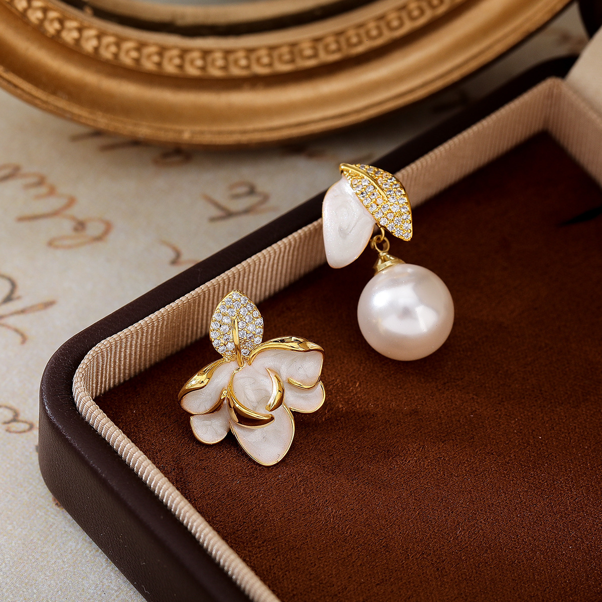 Enamel Drop Glaze Asymmetric High-end Sense Inlaid with Dias Leaf Pearl Stud Earrings for Women 2025 Chinese Palace Style ddmynov