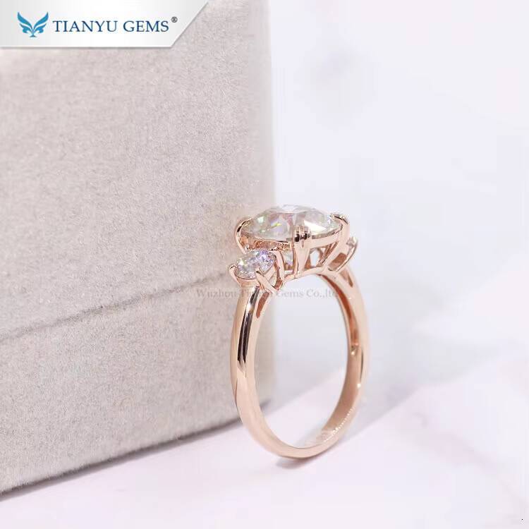 Tianyu Gems 8x9mm Cushion OMC 4mm Round OEC Moissanite 3 Stone Ring Women 18K 14K 10K Gold Wedding Engagement Custom Rings Women