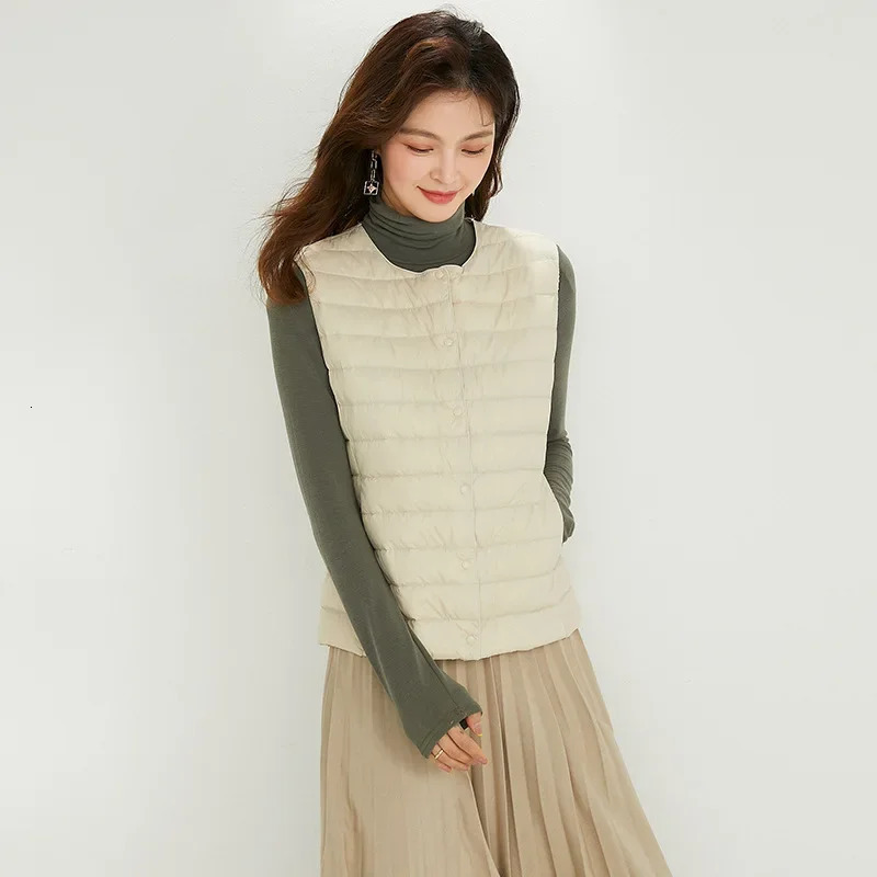 90 Matt Fabric Womens Warm Vests Ultra Light Down Vest Women Two Ways Waistcoat Portable Warm Sleeveless Winter Liner 251024