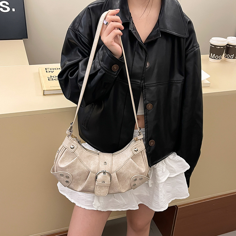 New retro spicy girl motorcycle crossbody bag, trendy European and American style armpit bag, fashionable casual commuting shoulder bag, designer bag