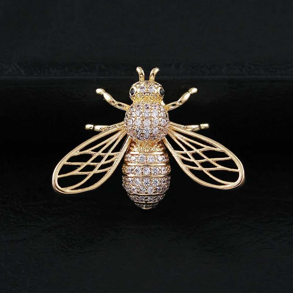 Trendy Animal Crystal Bee Brooch Metal Zircon Lapel Pins Mens Suit Shirt Small Collar Pin Corsage Jewelry for Women Accessories Y251029