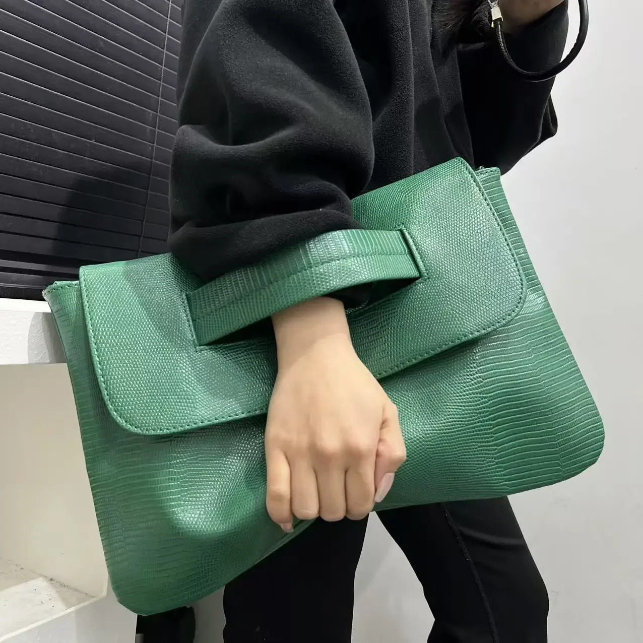 Ladies fashionable retro snake patterned handbag with high capacity and detachable shoulder strap single shoulder bag 251030