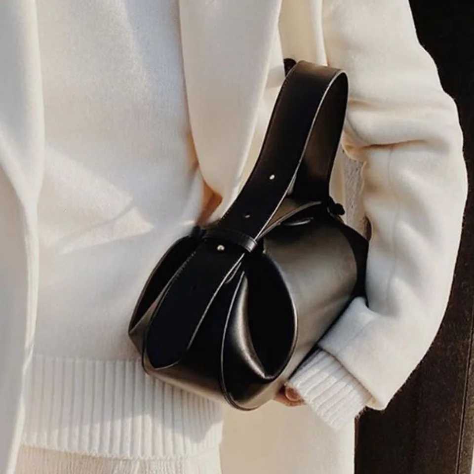 Designer bag New popar bag 2025 crossbody bag casual versatile threedimensial wens armpit small round bag French stick bag handbag Y251029