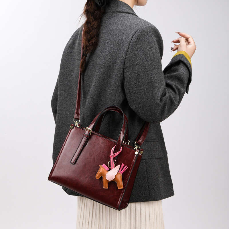 Large Capacity Women 2025 Autumn Winter New Versatile Shoulder Casual Tote Bag for Class and Commuting