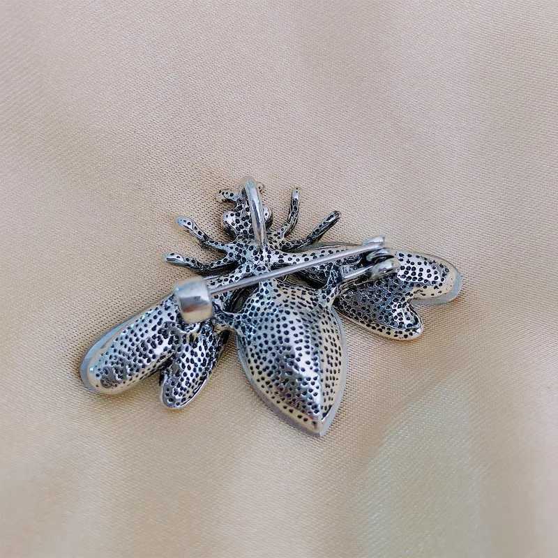 Creative Cute Bee Brooch Fashion Crystal Insect Rhinestone Corsage Women Coat Suit Accessories Pin Vintage Enamel Animal Brooch Y251029