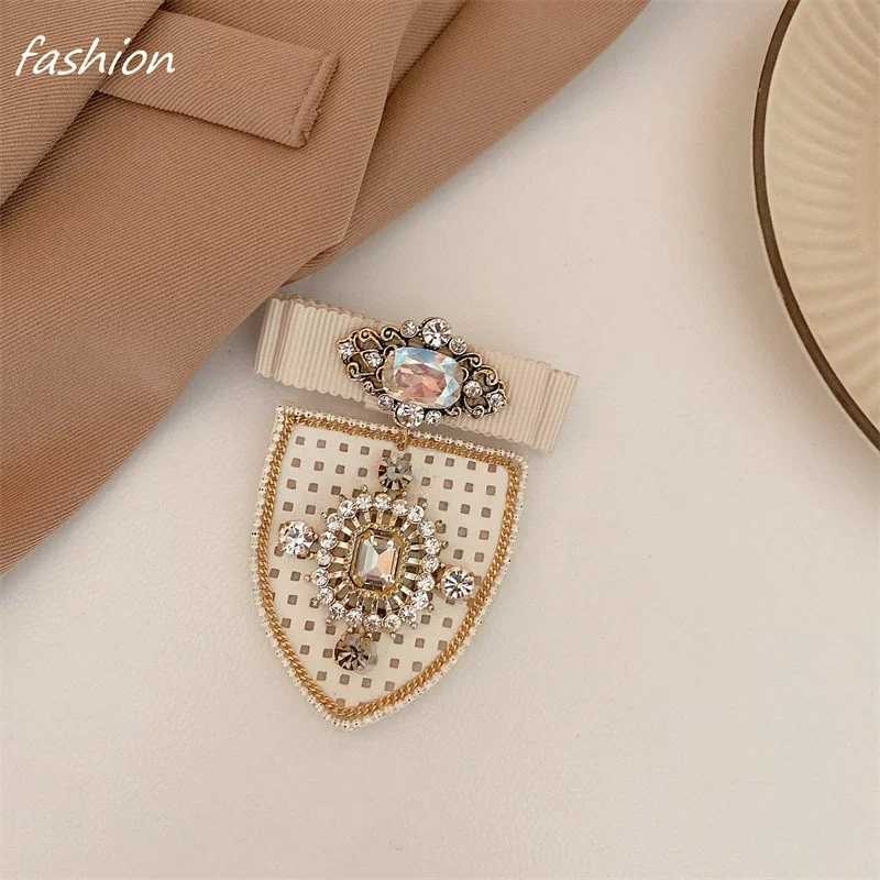 Vintage Medieval Niche Court Style Brooch Small Fragrance Baroque Design Brooch Temperament Womens Clothing Accessories Corsage Y251029