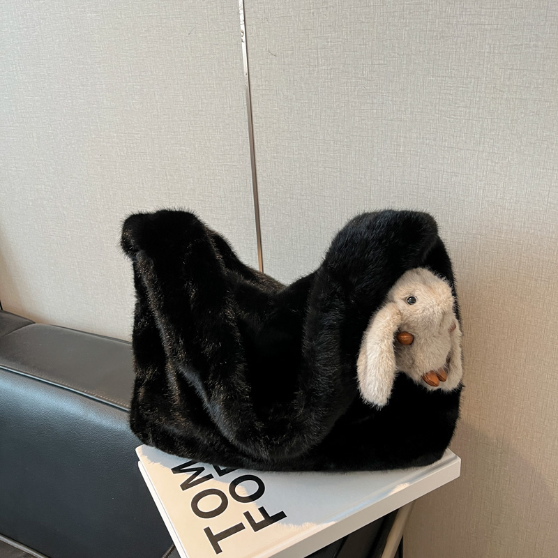 Winter women's fashionable large capacity synthetic leather handbag, casual simple classic work shoulder bag, popular college student fashion cro