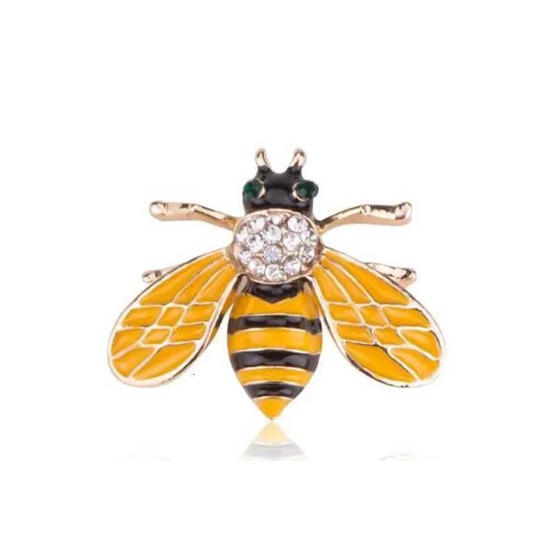 1Pc Cute Bee Brooch with Vintage Style Korean Fashion Animal Brooches Pins for Women Jewelry Accessories Party Gifts 2025 Y251029