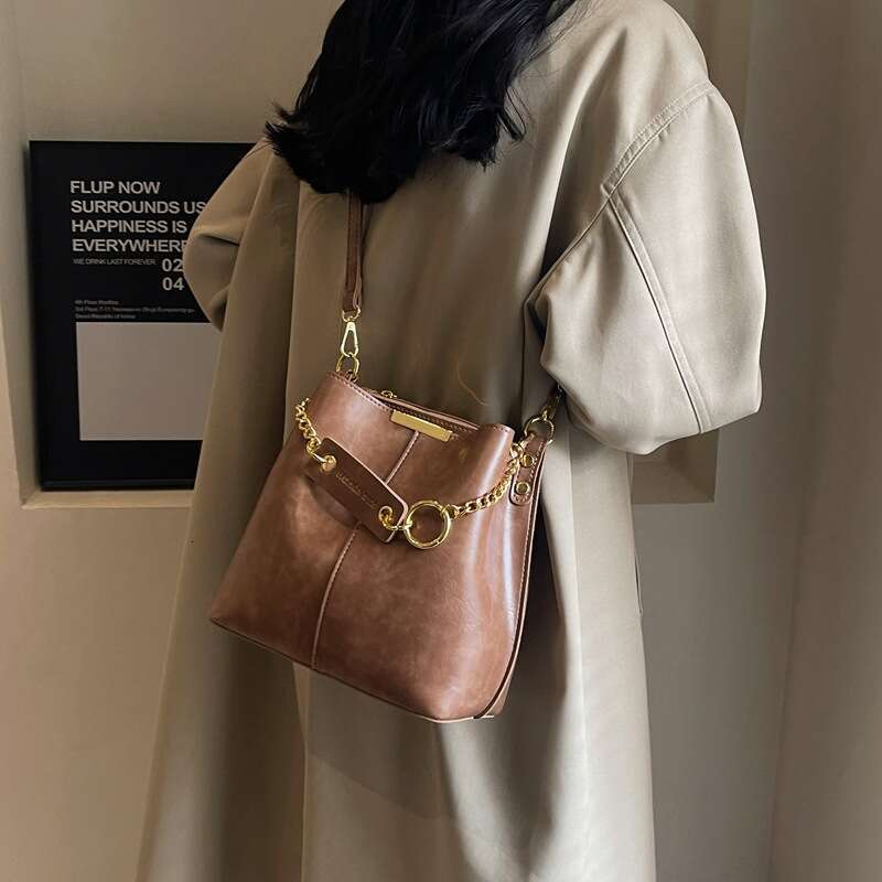 2025 Retro New Large Capacity Women's Shoulder Wide Strap Bucket Bag Fashionable Crossbody