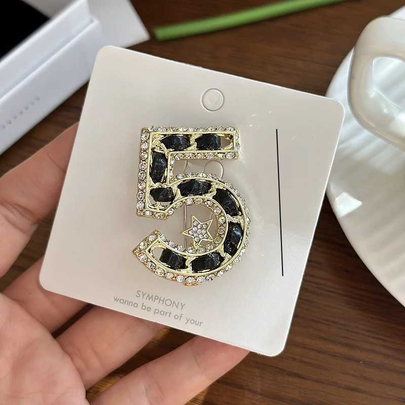 Vintage Black Number 5 Brooch Personality Niche Exquisite Star Corsage Pin Blazer Accessories Y251029