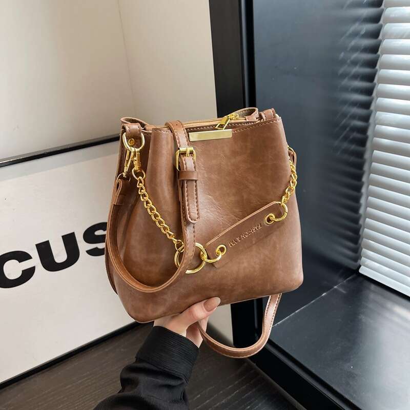 2025 Retro New Large Capacity Women's Shoulder Wide Strap Bucket Bag Fashionable Crossbody