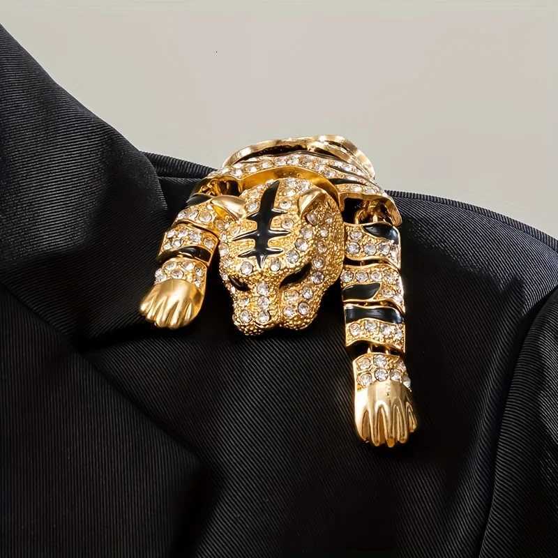 Luxurious Tiger Brooch Pin with Sparkling Rhinestones Alloy Metal Jewelry Banquet Party Clothing Accessory for Men and Women Y251029