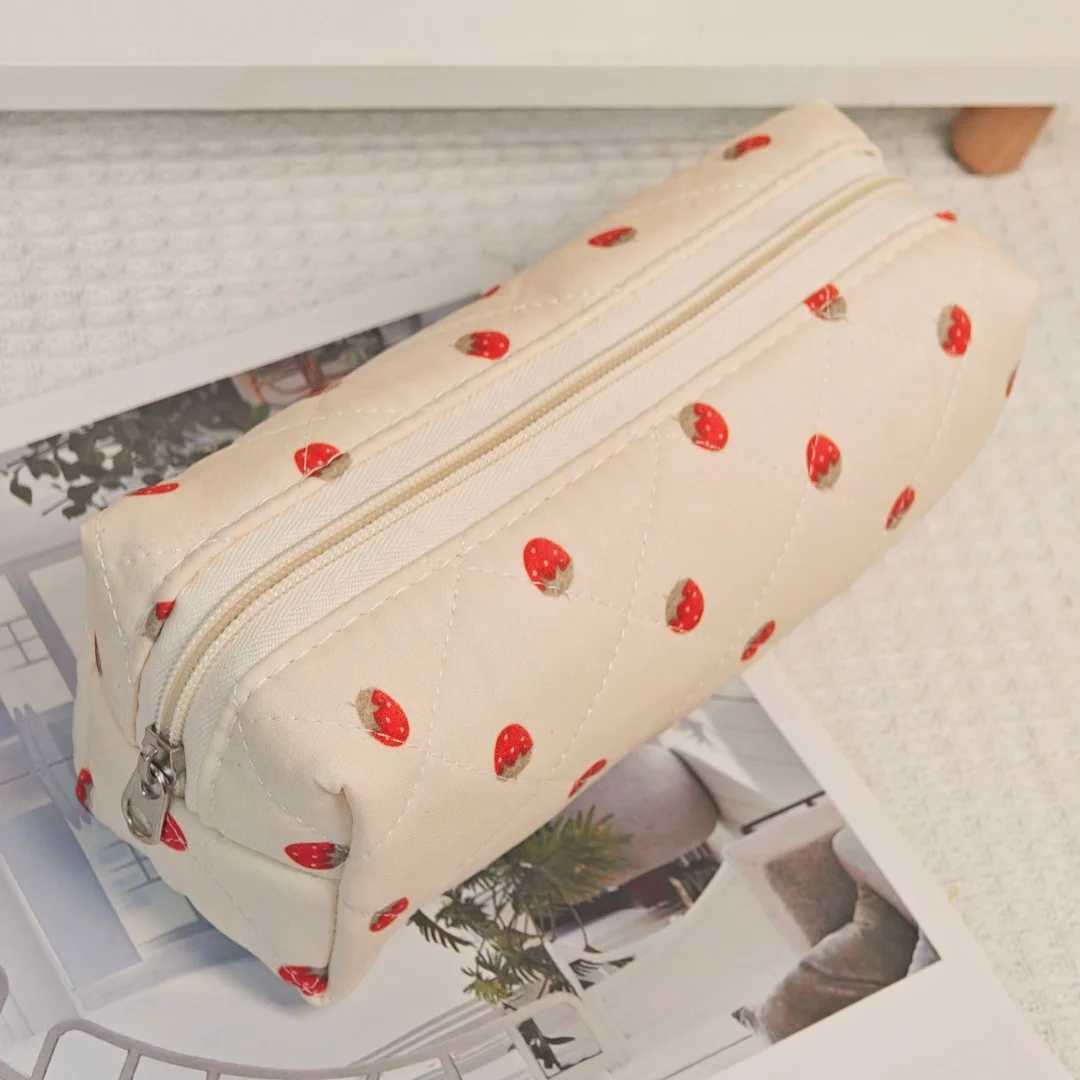 Strawberrypattern zipper design quilted makeup bag multifunctional portable makeup bag cute and versatile J251115