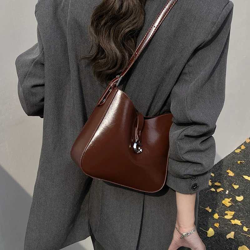 Designer bag HighEnd Oil Wax Leather Armpit Bag for Wen 2025 Autumn and Winter New Fi Versatile Shoder Crossbody Bag 1102HS Y251029