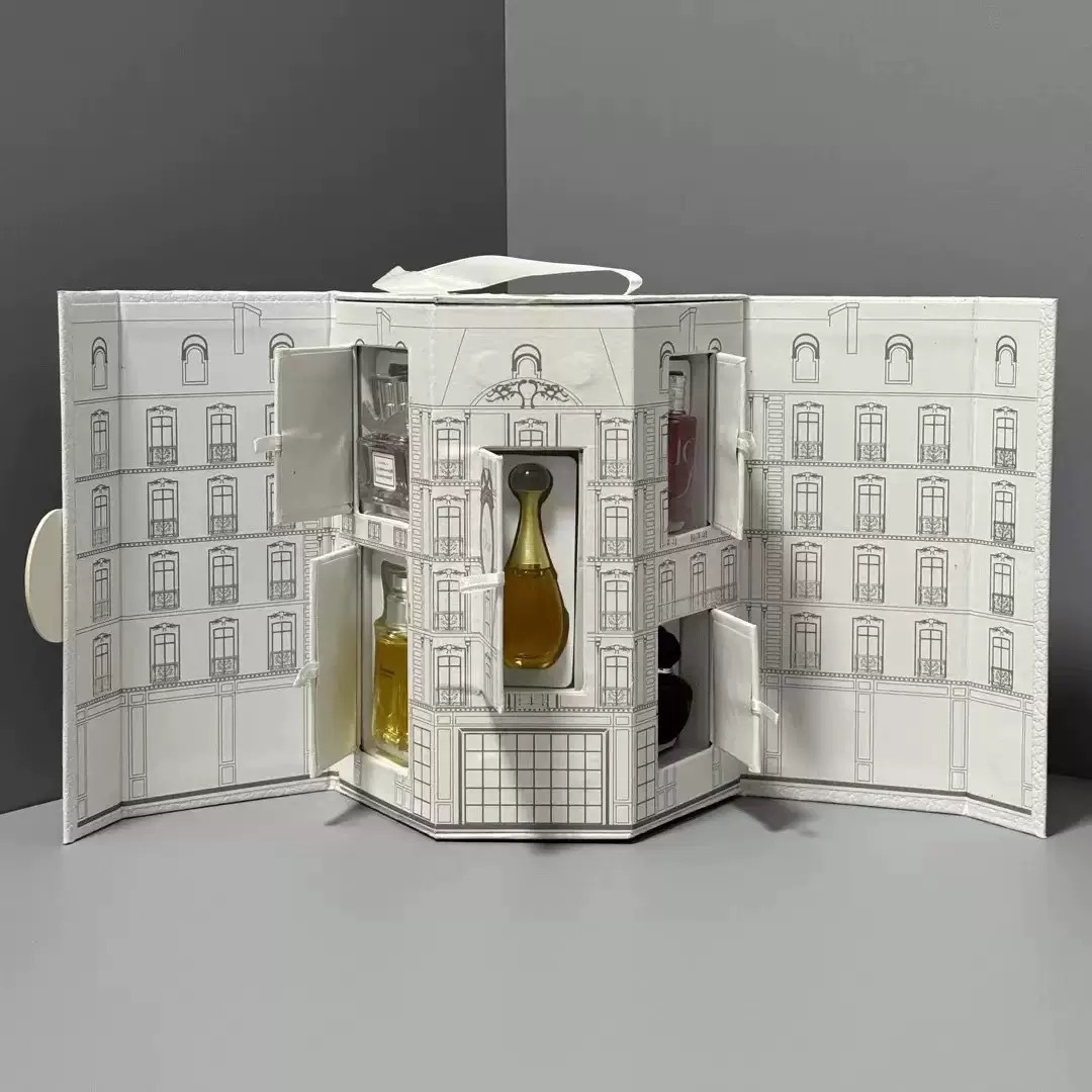 A set of five mini samples of Castle perfume, including Q-version Sweetheart Red Poison, True Self, and Joyful Delight perfumes. Castle perfume sample set. L250822