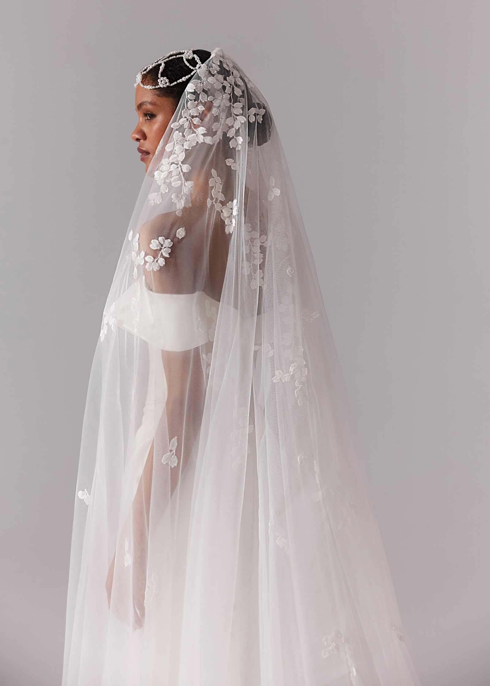 Elegant Appliques Wedding Veils Soft Tulle Two Layer Long Cathedral Length Bridal Veils Customized Marriage Accessories