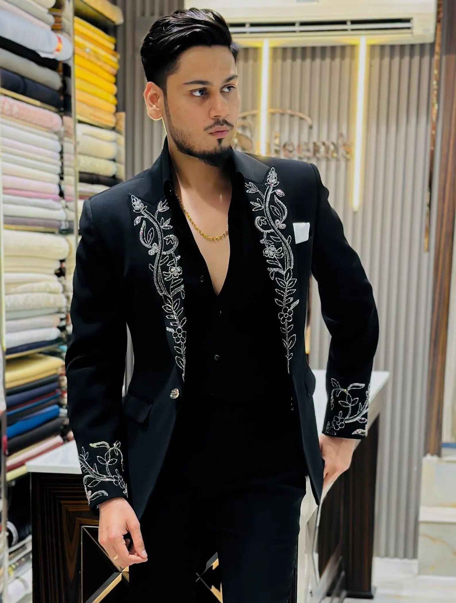 Slim Fit Men Suits Customized Appliques Peaked Lapel Groom Wear Wedding Party Tuxedos 2 Pieces Pants Male Costumes Homme