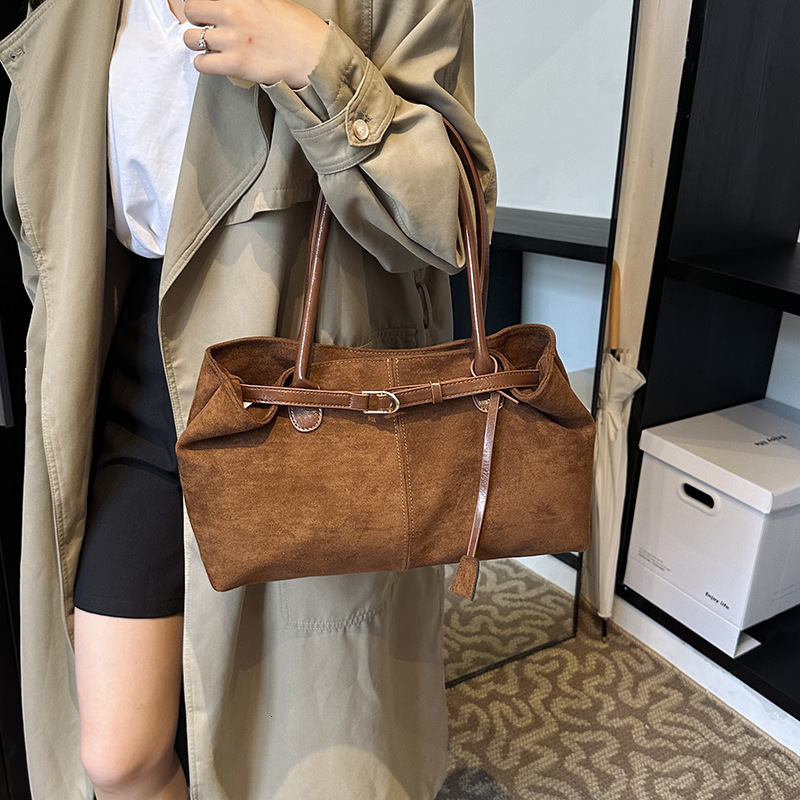 New Retro Matte Large Capacity Bag, Fashionable Suede Single Shoulder Underarm Bag, Handheld, Trendy Luxury Designer Bag