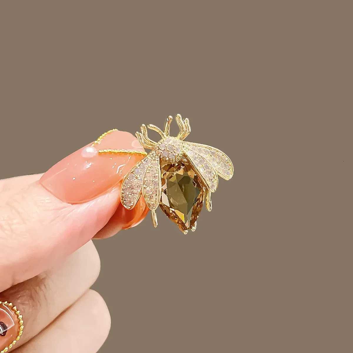 1pc Mini Bee Brooch for Women Men Small Fragrance Crystal Brooch Suit Shirt Backpack Decoration Womens Jewelry Party Gift 2025 Y251029