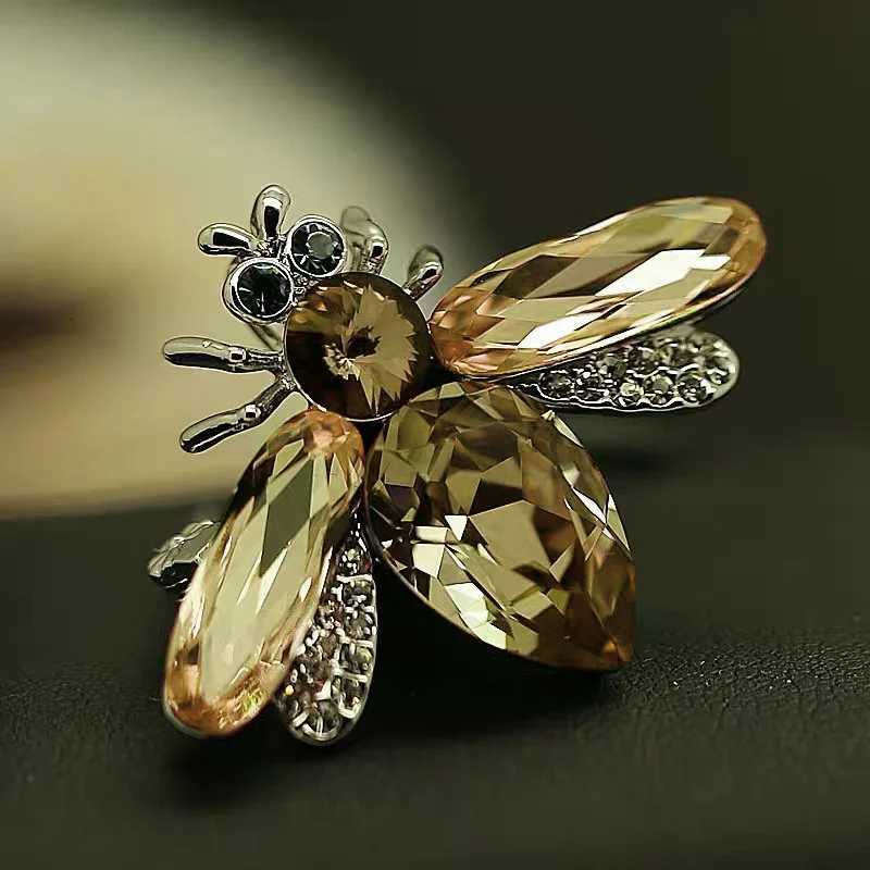 Creative Cute Bee Brooch Fashion Crystal Insect Rhinestone Corsage Women Coat Suit Accessories Pin Vintage Enamel Animal Brooch Y251029