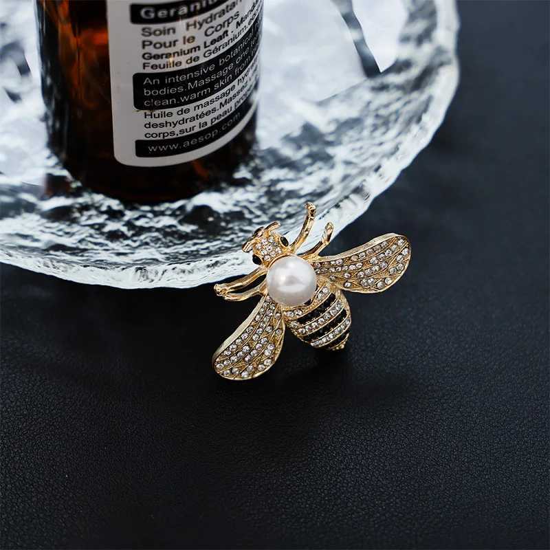 Luxury Vintage Women Crystal Cute Enamel Bee Brooches Pins Baroque Pearl Insect Jewelry Brooch For Lady Badges Lapel Pins Gifts Y251029