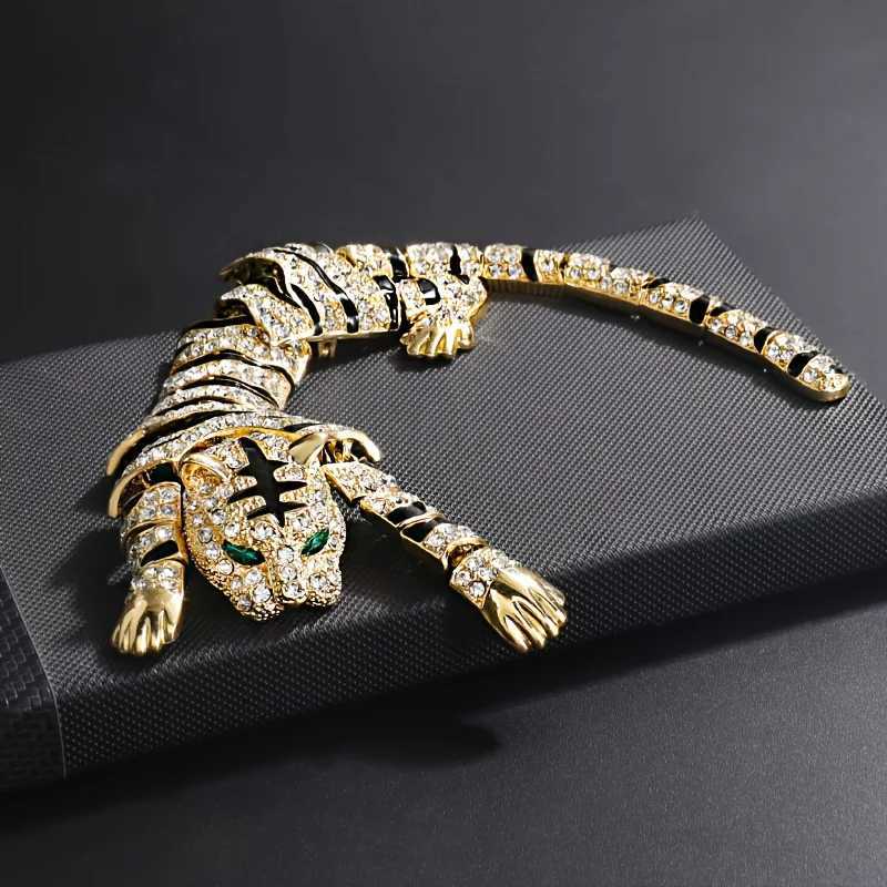 Luxurious Tiger Brooch Pin with Sparkling Rhinestones Alloy Metal Jewelry Banquet Party Clothing Accessory for Men and Women Y251029