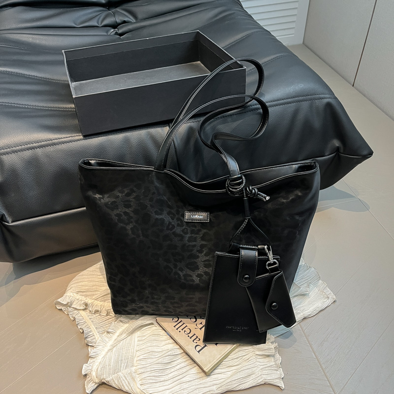 Summer women's fashionable large capacity synthetic leather handbag, casual simple classic work shoulder bag, popular college student crossbody b