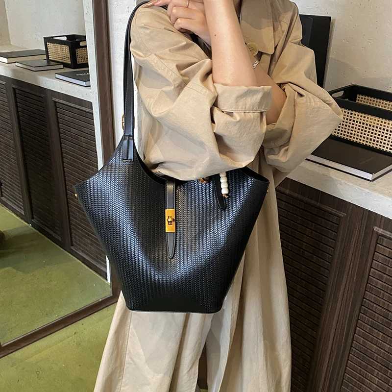 Designer bag Woven Style Shoder Bag Set For Wen Pure Color 2IN1 Shopper Totes With Pendant And Small Pouch 2025 Designer Handbags Y251029