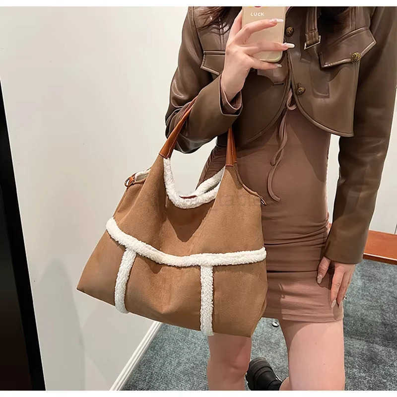 Fashion Trend Lamb Wool Patchwork Handbag for Women Hot Sale Autumn Winter New Large Capacity Suede One Shoulder Crossbody Bags M251030