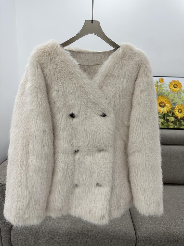 Eco-Chic Women's Plush Fur Coat: Stylishly Cozy with Softness & Cold Weather Resistance