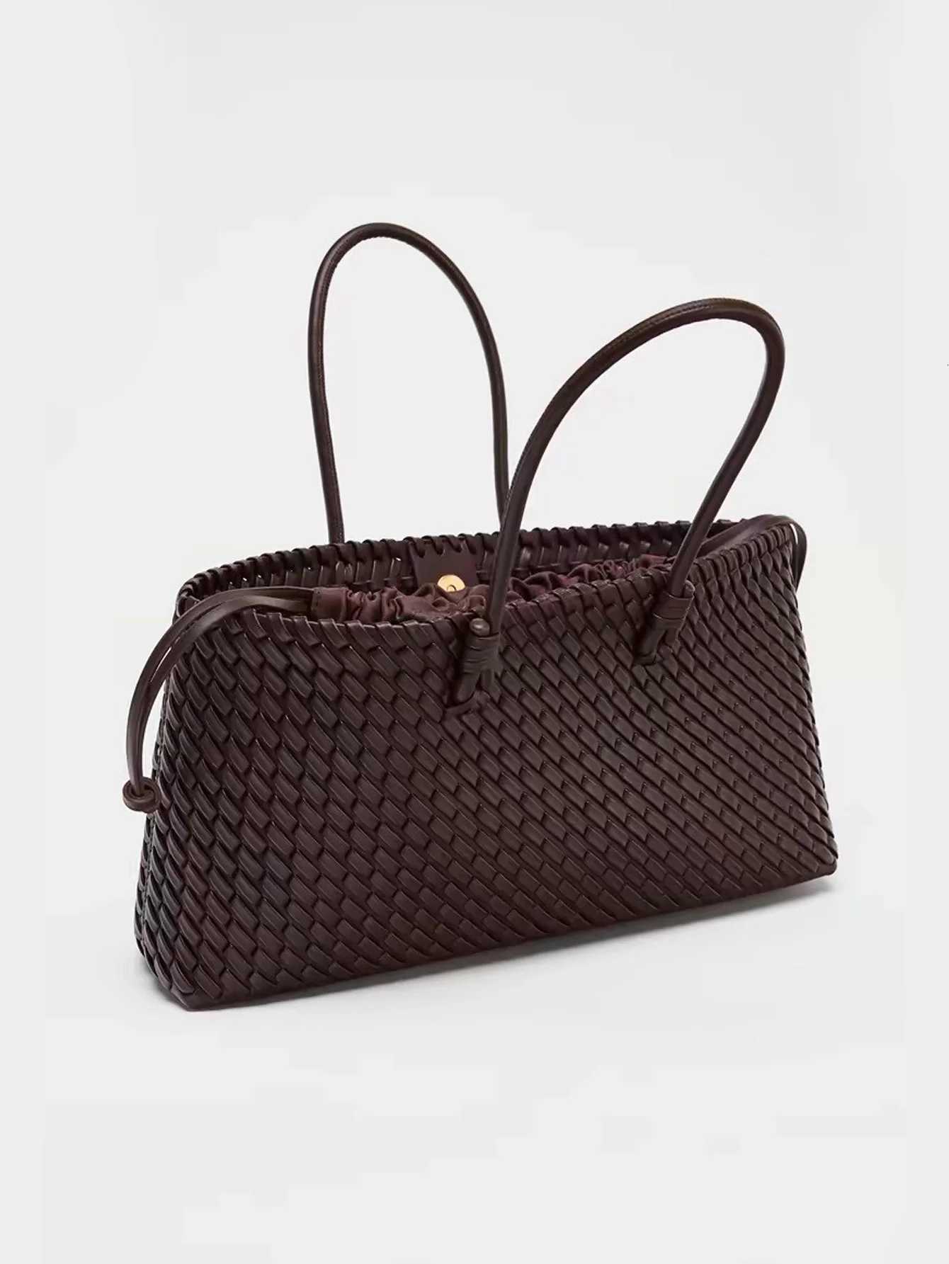 Designer bag 2025 new niche cmuting woven handheld shoder bag fiable and versatile super large capacity tote bag Y251029