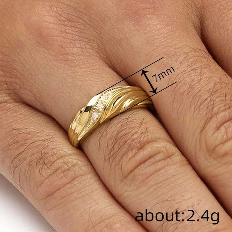 Huitan Lovers Wedding Rings Silver ColorGold Color Modern Fashion Women Men Finger Rings Dazzling CZ Couple Gift Trend JewelryW251030
