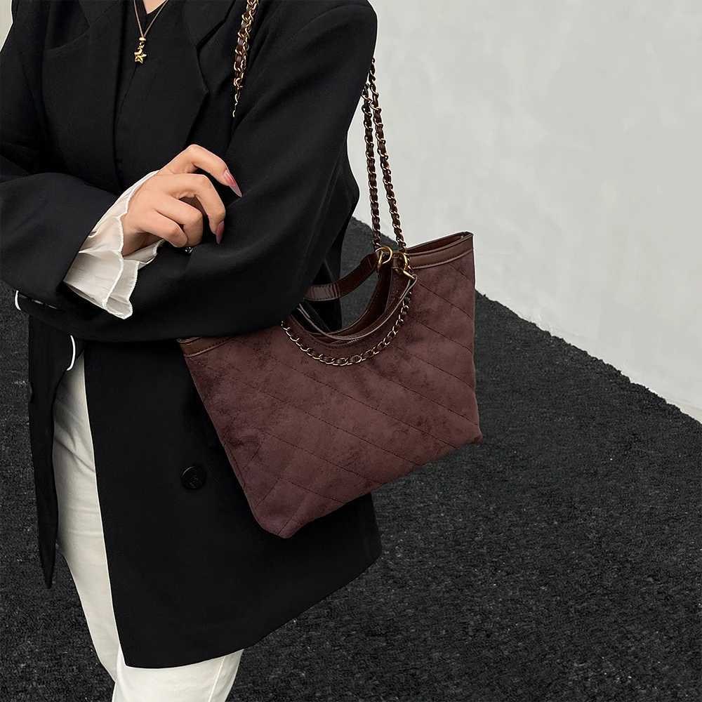 Designer bag This Years Popar New Tote Bag with Large Capacity a HighEnd Feel Fiable Handheld Underarm Cmuter Shoder Bag Y251029