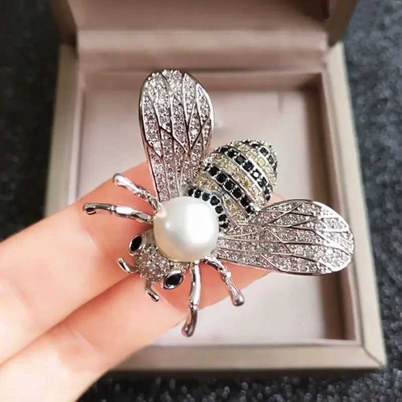 Funny little bee Brooch female pearl Rhinestone cardigan suit Brooches Pin neckpin accessories gift Y251029
