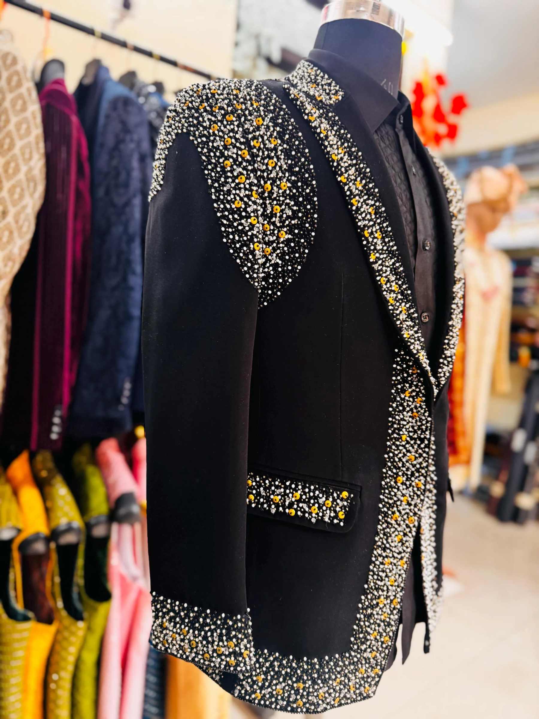 Exquisite Men Suits 2 Pieces Peaked Lapel Crystals Beadeds Business Work Jacket Sets Plus Size Formal Party Customized Wear