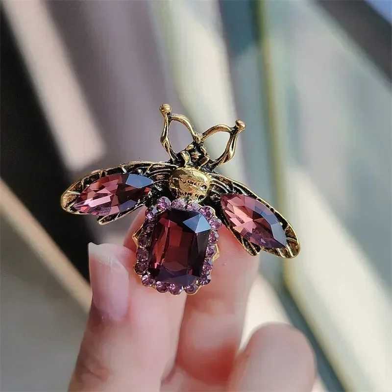 Exquisite Cute Rhinestone Bee Brooch Women Fashion Business Casual Cardigan Jacket Corsage Clothing Accessories Ladies Gift Y251029