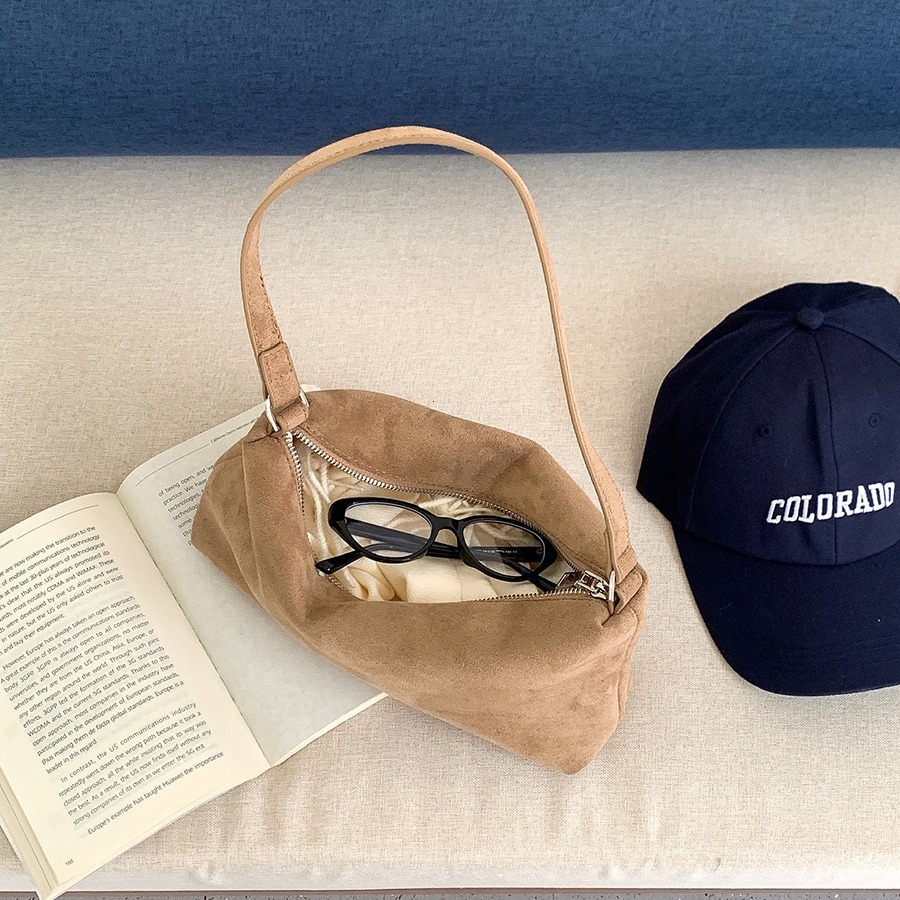 New plush niche style women's armpit bag, high-end retro small plush bread bag, fashionable women's shoulder bag, trendy designer bag