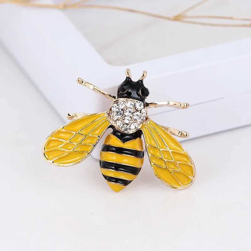 1Pc Cute Bee Brooch with Vintage Style Korean Fashion Animal Brooches Pins for Women Jewelry Accessories Party Gifts 2025 Y251029
