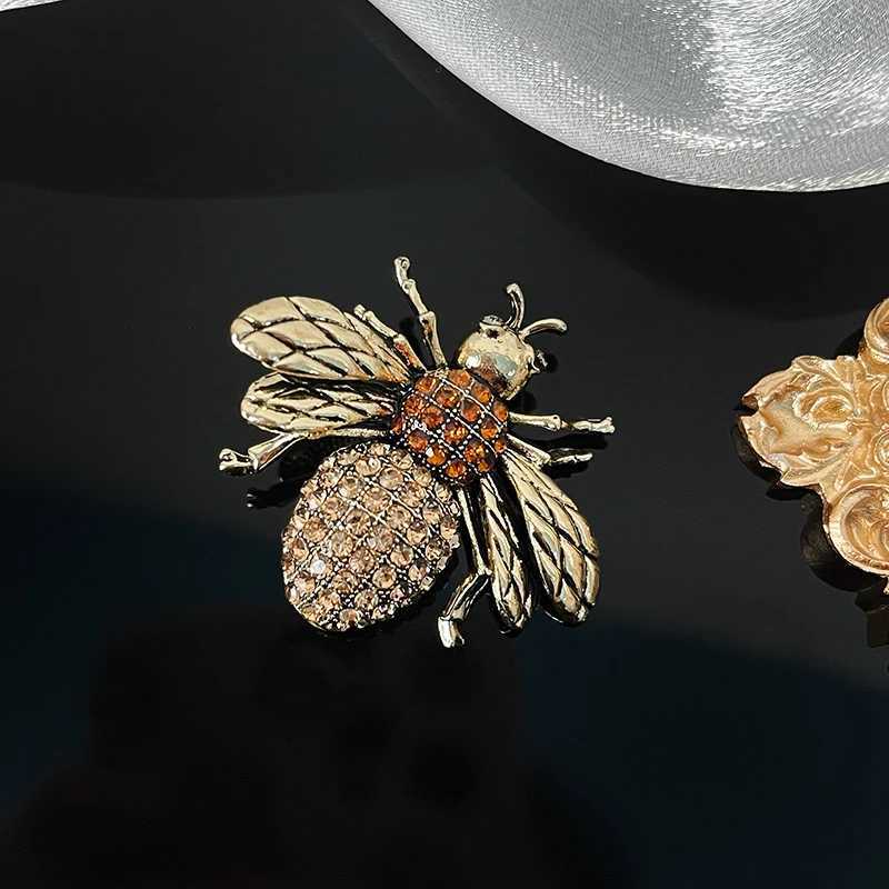 Sparkling Crystal Luxury Bee Brooch Ladies Wedding Dress Handbag Ornament Souvenir Gift Y251029
