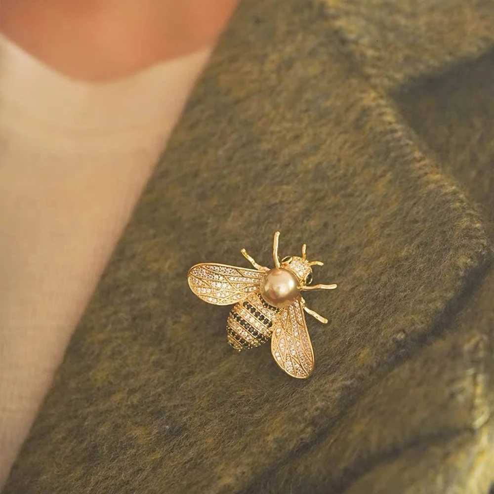Brand Design Insect Series Brooch Women Men Delicate Little Bee Brooches Crystal Rhinestone Pin Brooch Jewelry Gifts For Girl Y251029