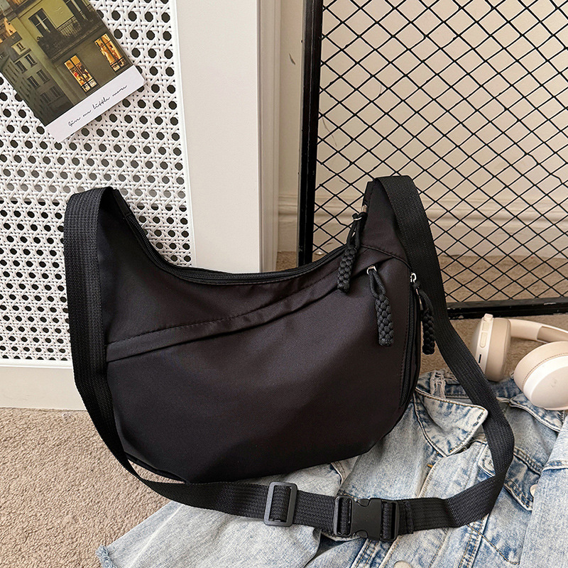 New women's simple and fashionable dumpling bag, lightweight and large capacity, popular fitness bag, trendy and casual designer bag