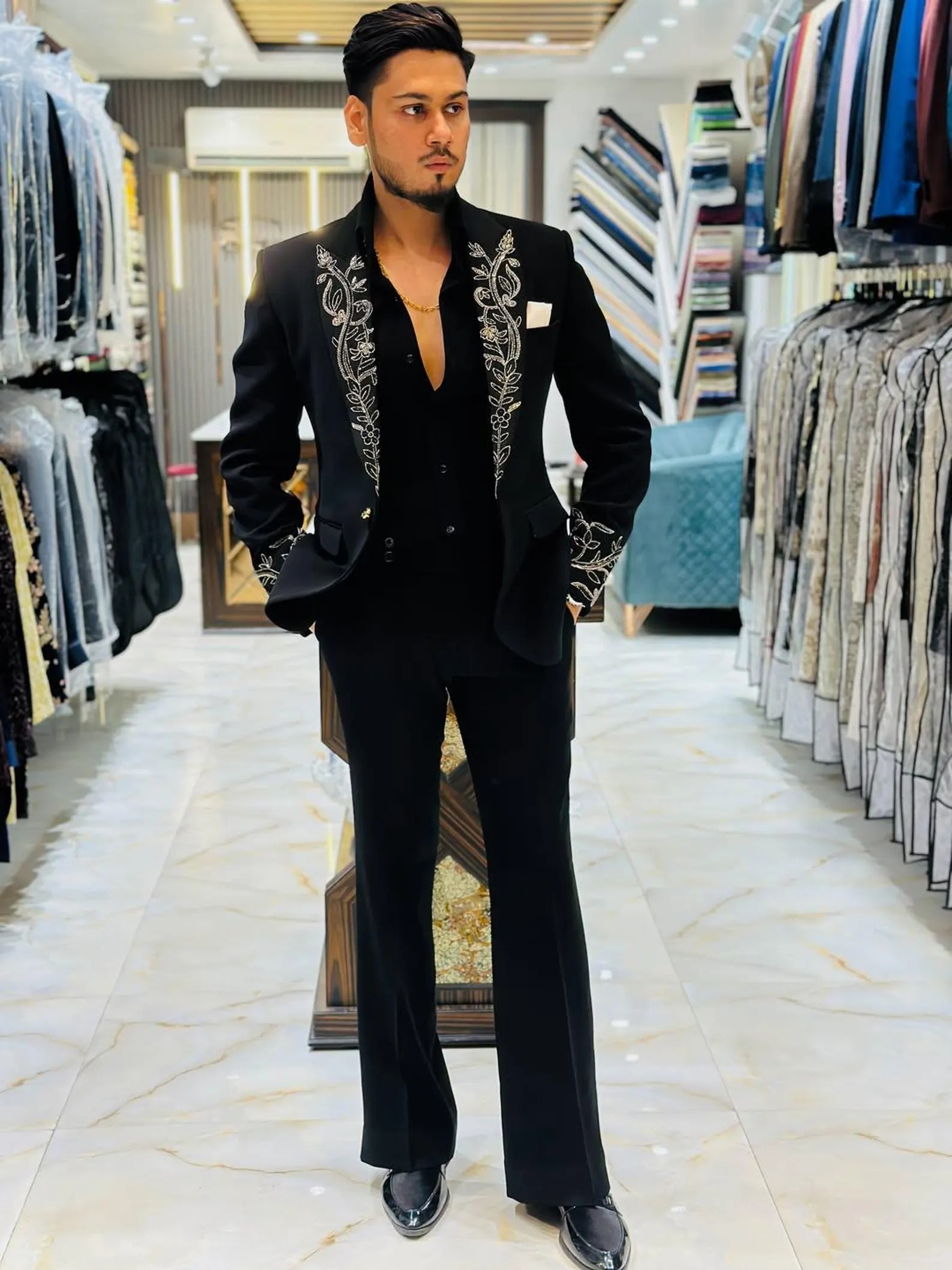 Slim Fit Men Suits Customized Appliques Peaked Lapel Groom Wear Wedding Party Tuxedos 2 Pieces Pants Male Costumes Homme