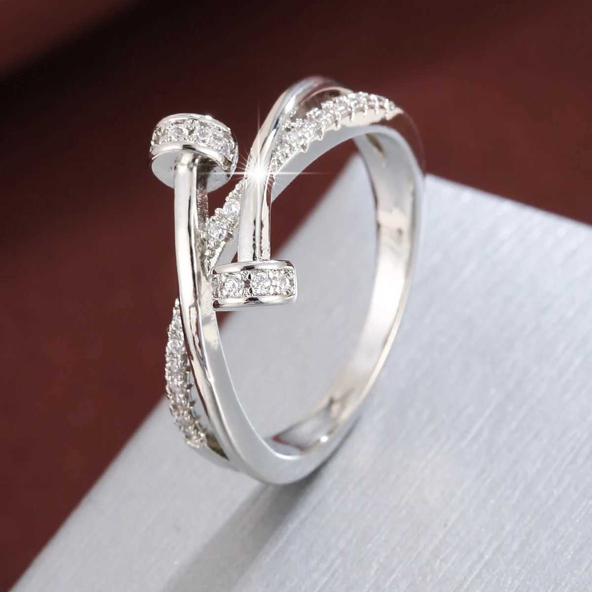 Elegant Luxury Twisted ShAPed CZ RingWomens Fashion Jewelry for Gift PartyW251030