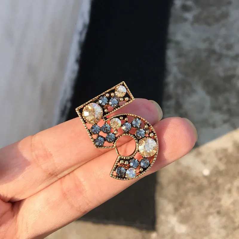 Luxury Brand Design Number 5 brooch Color Crystal Rhinestone Korean Brooches Accessories Jewelry Y251029
