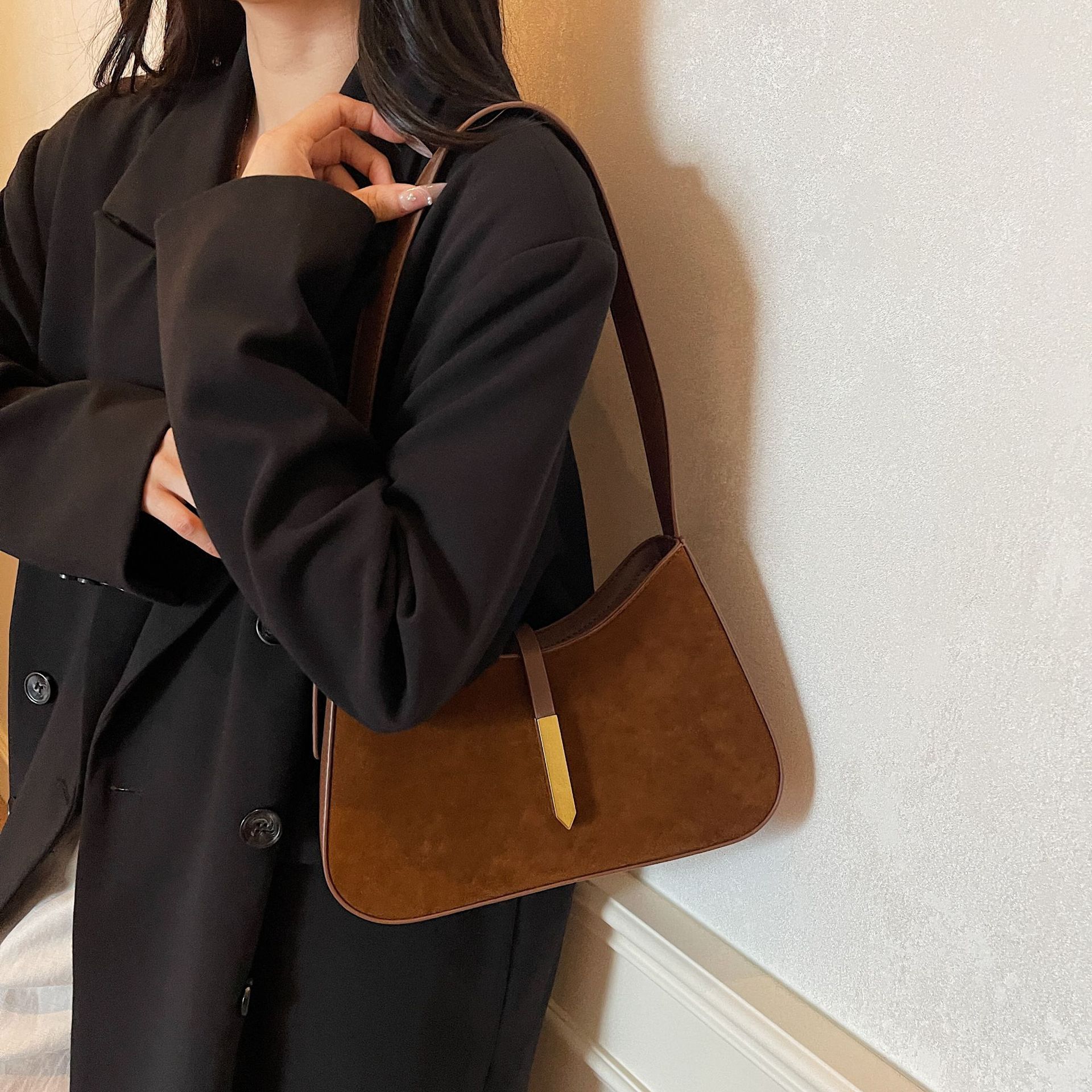 New retro women's velvet bread simple casual commuting shoulder bag texture trendy armpit bag versatile luxury designer bag