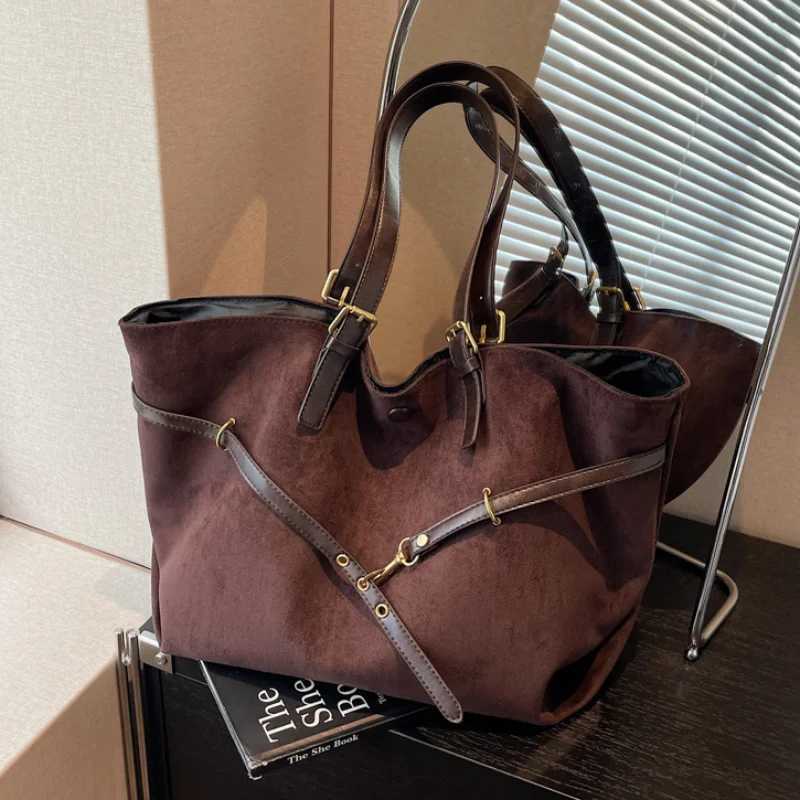 Designer bag Frosted Wen Tote Bag Popar Belt Buckle Design Shoder Underarm Bag Exquisite Hardware Work Cmuter Handbag Y251029