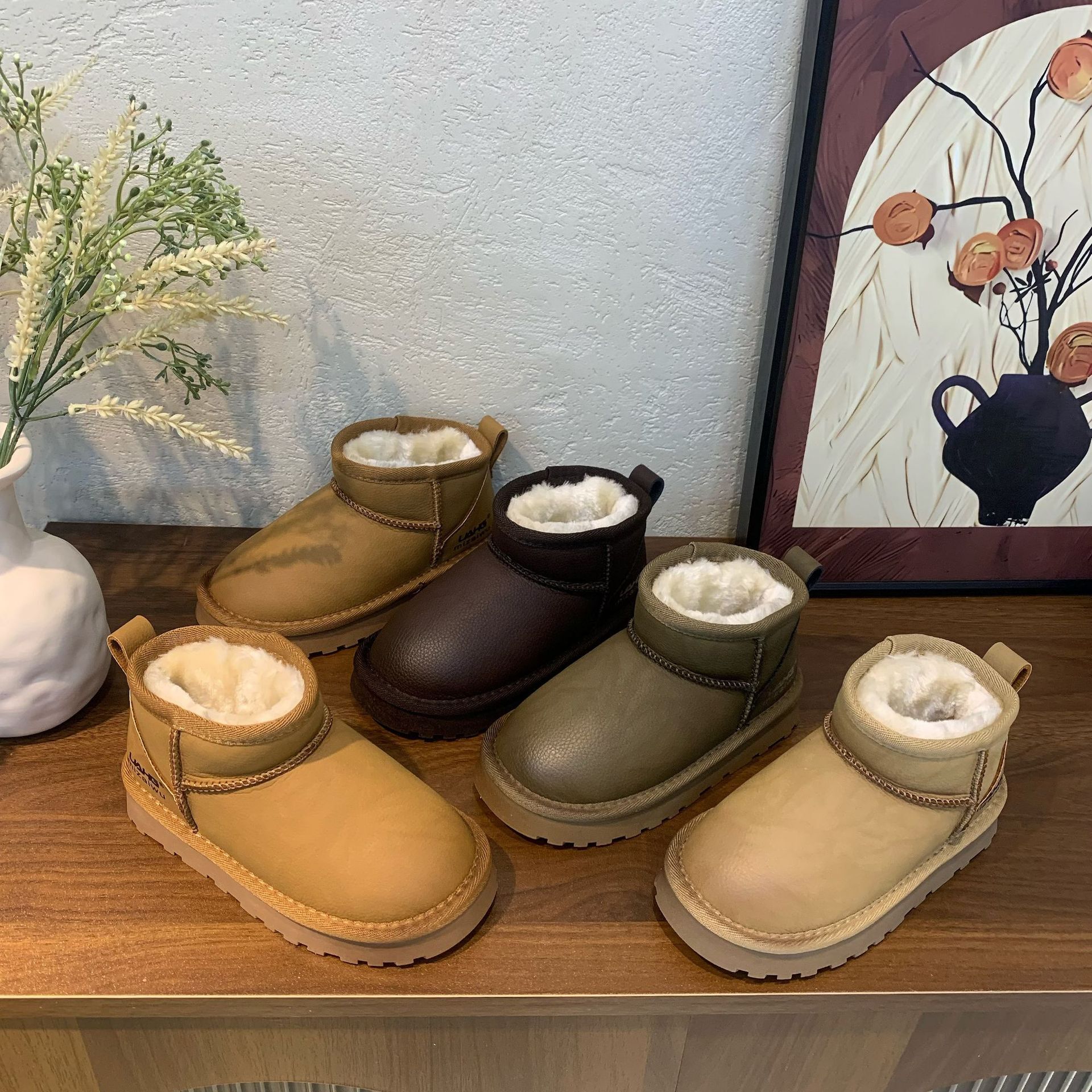 Winter new children's smooth snow boots with multi-color wool lining and warm short boots for both boys and girls, anti slip soft sole designer c