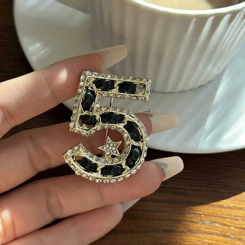 Vintage Black Number 5 Brooch Personality Niche Exquisite Star Corsage Pin Blazer Accessories Y251029