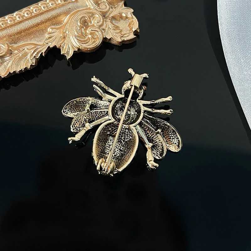Sparkling Crystal Luxury Bee Brooch Ladies Wedding Dress Handbag Ornament Souvenir Gift Y251029
