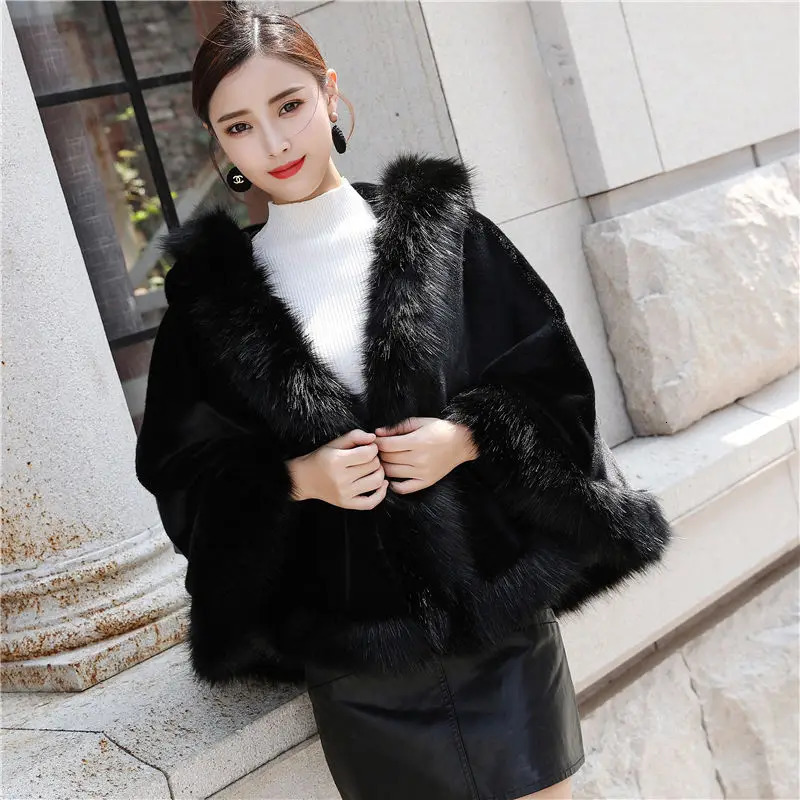 Plush Fur Coat Womens Water Lamb Fur Short Style Slim Fit and Slimming Fur Shawl Cape Fashion 251029